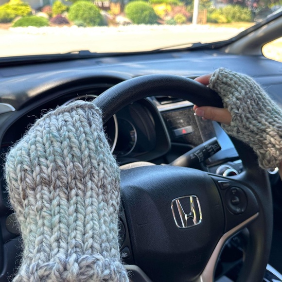 NWT Hand Knit Chunky Wool Fingerless Gloves ~ Unisex - Picture 4 of 7